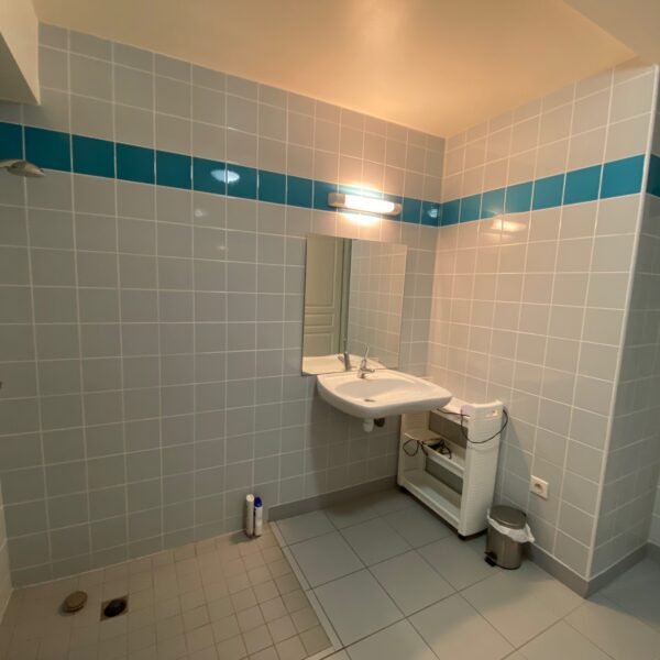 salle de bain accessible aux personnes à mobilité réduite de l'appartement 7 du manoir le Castel